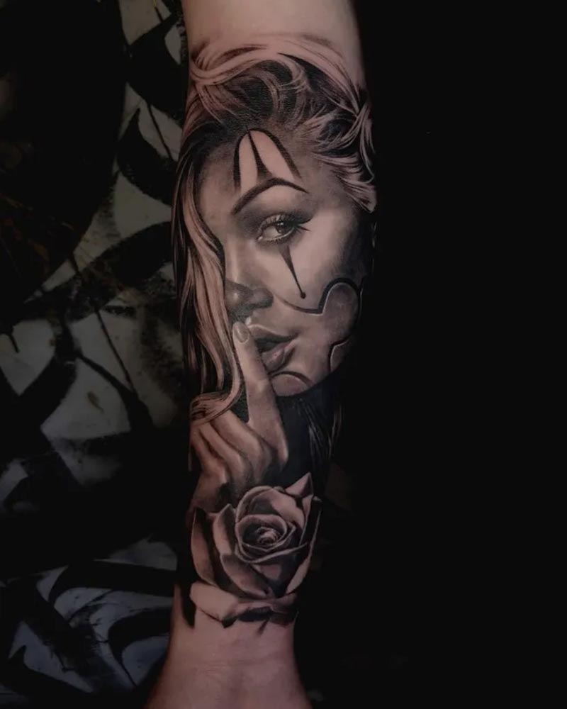 Tatouage réaliste noir et gris par Jacek Fleran chez Leto Tattoo Studio