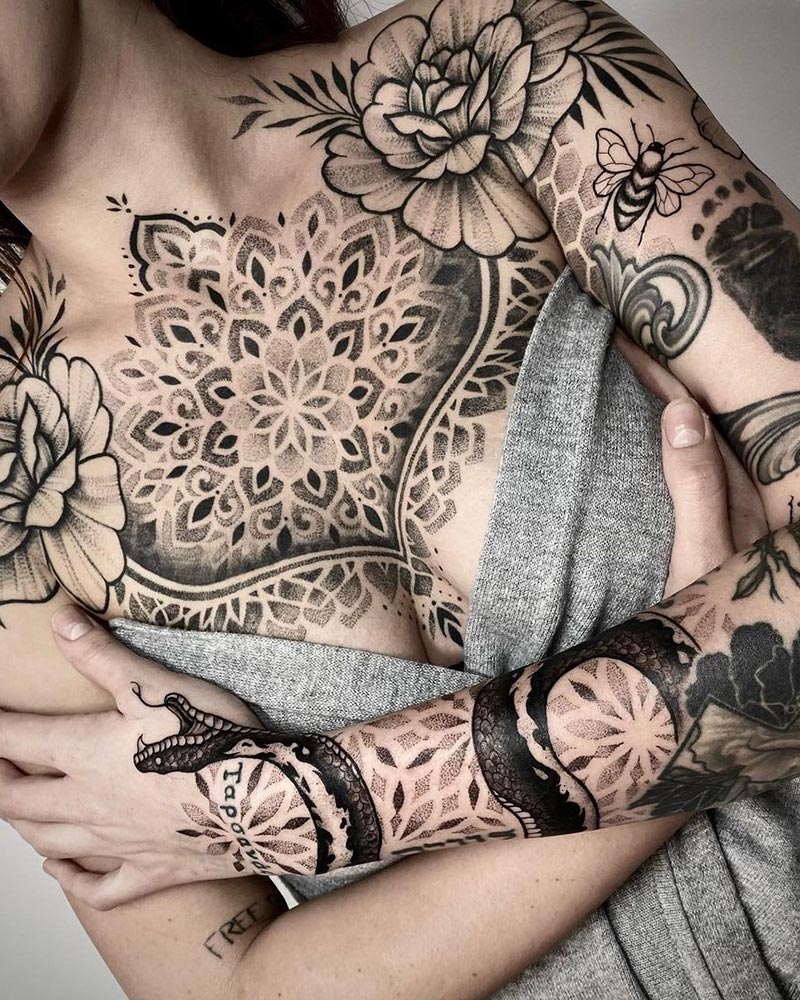Tatouage ornemantal et floral sur le buste par Noomi chez Leto Tattoo Stduio