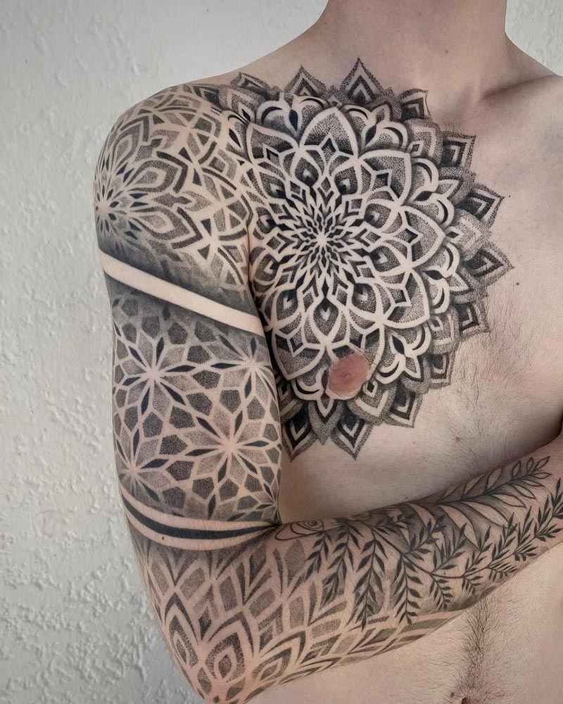 Tatouage ornemantal sur le bras par Noomi chez Leto Tattoo Stduio