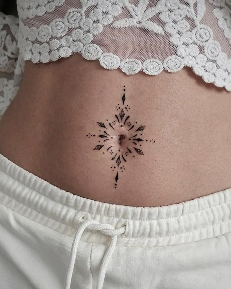 Tatouage ornemantalautour du nombril par Noomi chez Leto Tattoo Stduio