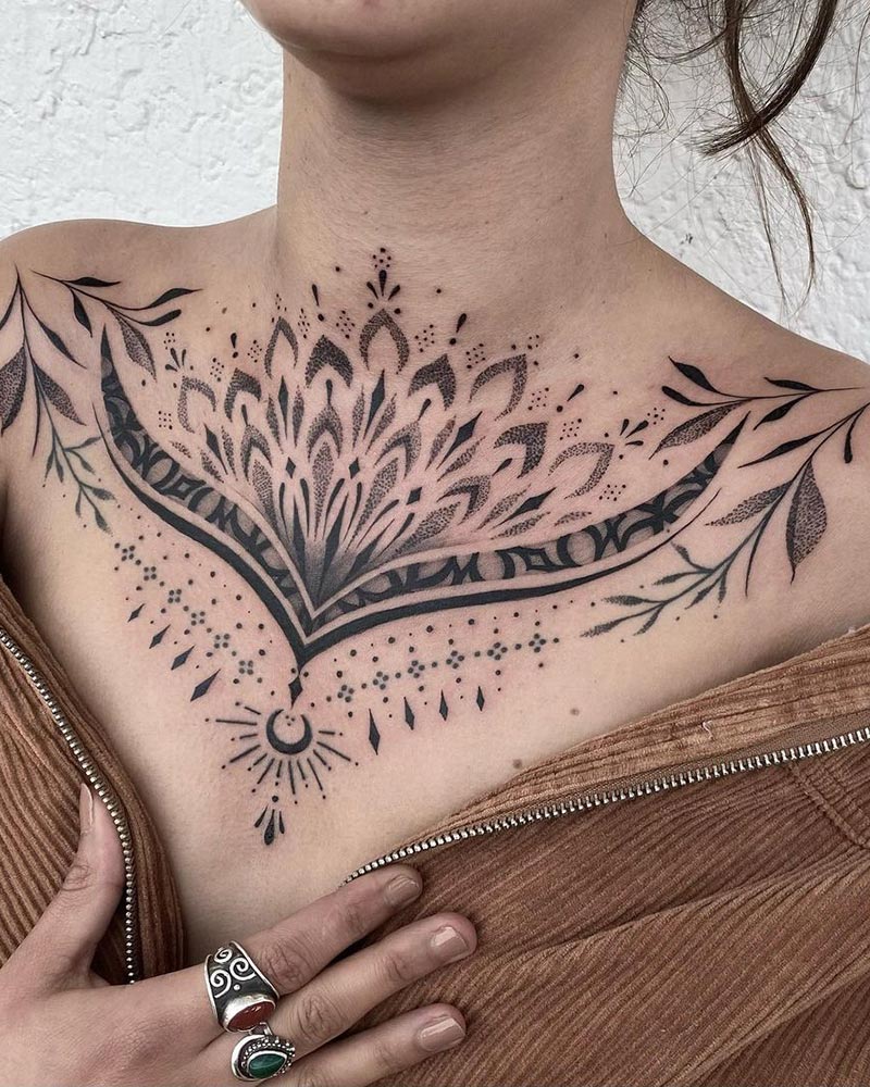 Tatouage ornemantal sur le buste par Noomi chez Leto Tattoo Stduio