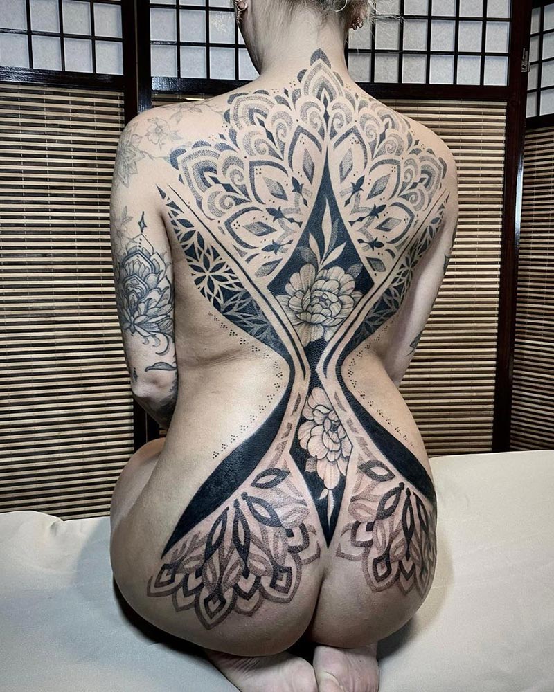 Tatouage ornemantal sur tout le dos par Noomi chez Leto Tattoo Stduio