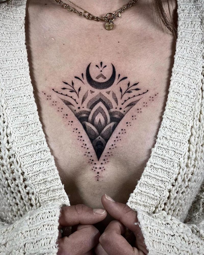 Tatouage ornemantal sur entre les seins par Noomi chez Leto Tattoo Stduio