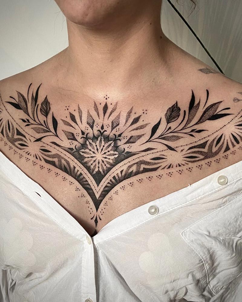 Tatouage ornemantal sur le buste par Noomi chez Leto Tattoo Stduio