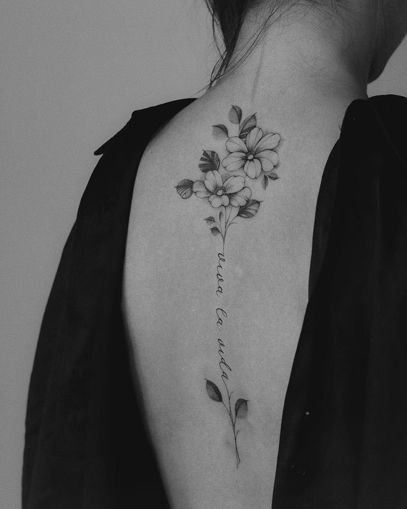 Tatouage floral fin et délicat par Aleksandra
