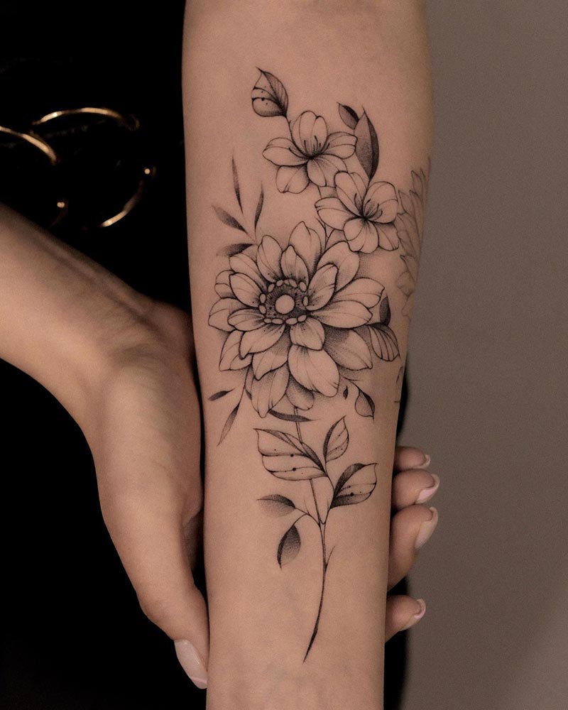 Tatouage floral sur l'avant bras par Aleksandra