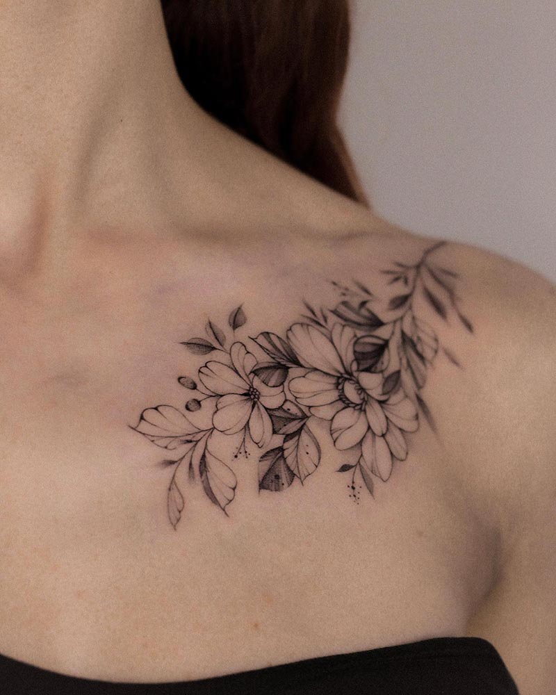 Tatouage floral sur l'épaule par Aleksandra