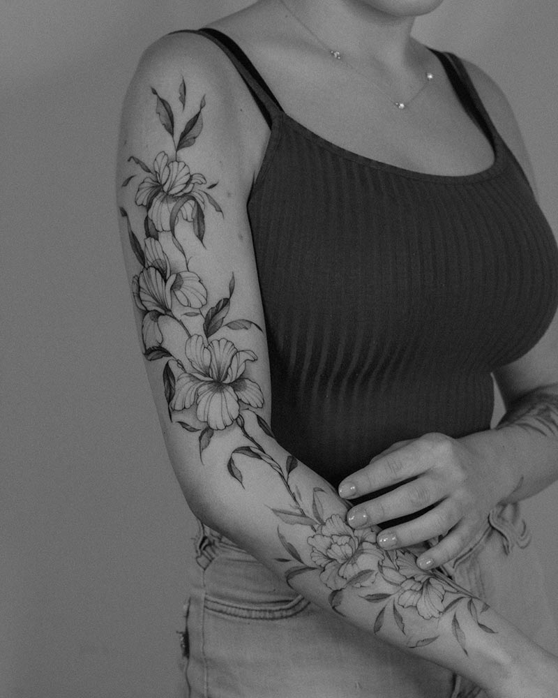 Tatouage floral par Aleksandra chez Leto Tattoo Studio