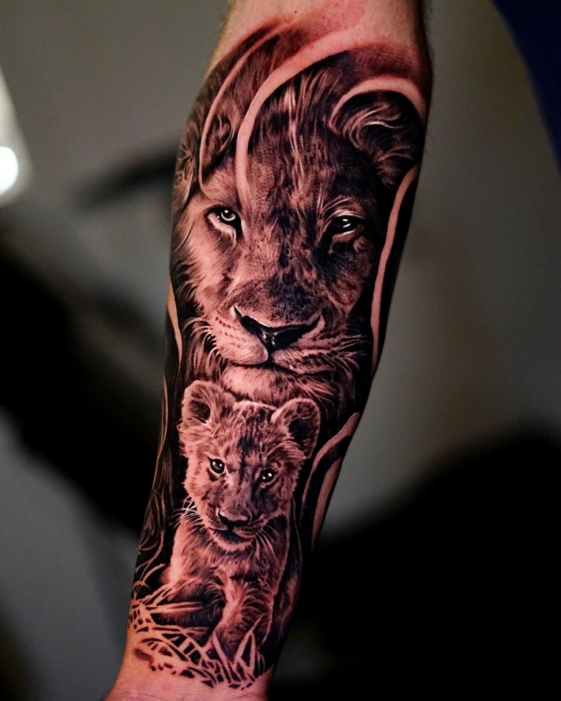 Tatouage de lion chez Leto Tattoo Studio en Suisse
