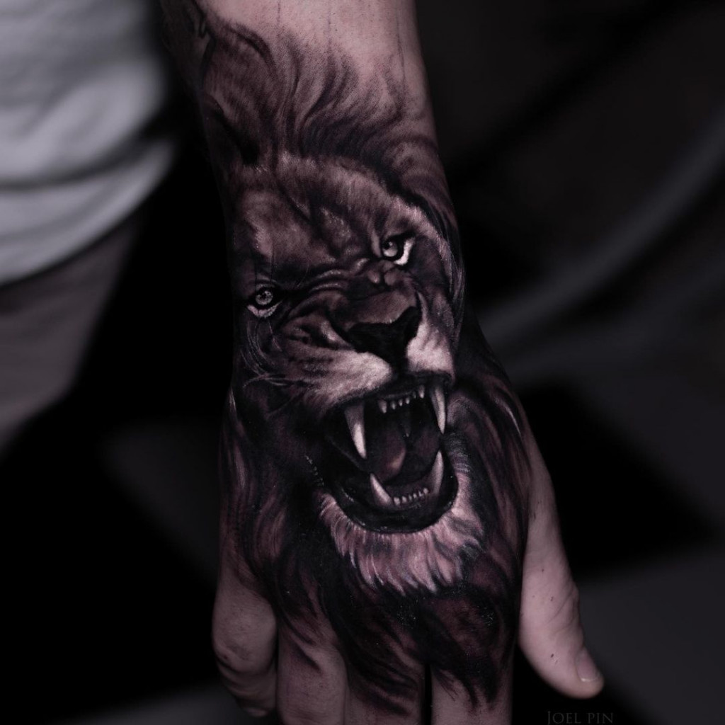 Tatouage de lion réalisé par Joel Pin chez Leto Tattoo Studio en Suisse