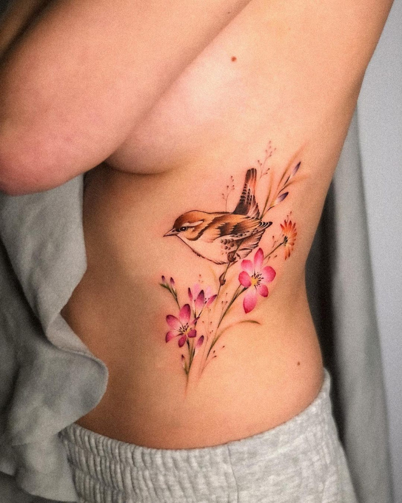 tatouage fleur et petit oiseau par nastia