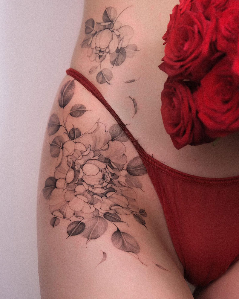 Tatouage floral sur hanche par Anastasia Helfer