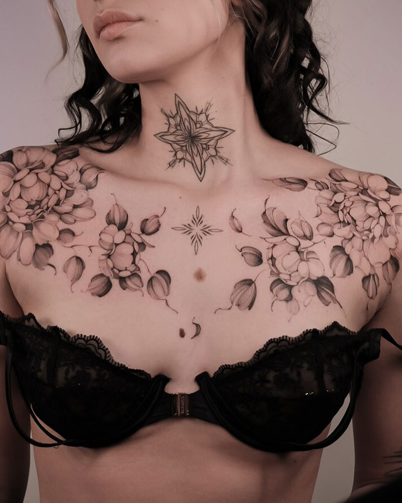 Tatouage floral sur pectoral par Anastasia Helfer chez Leto Tattoo Studio Montreux