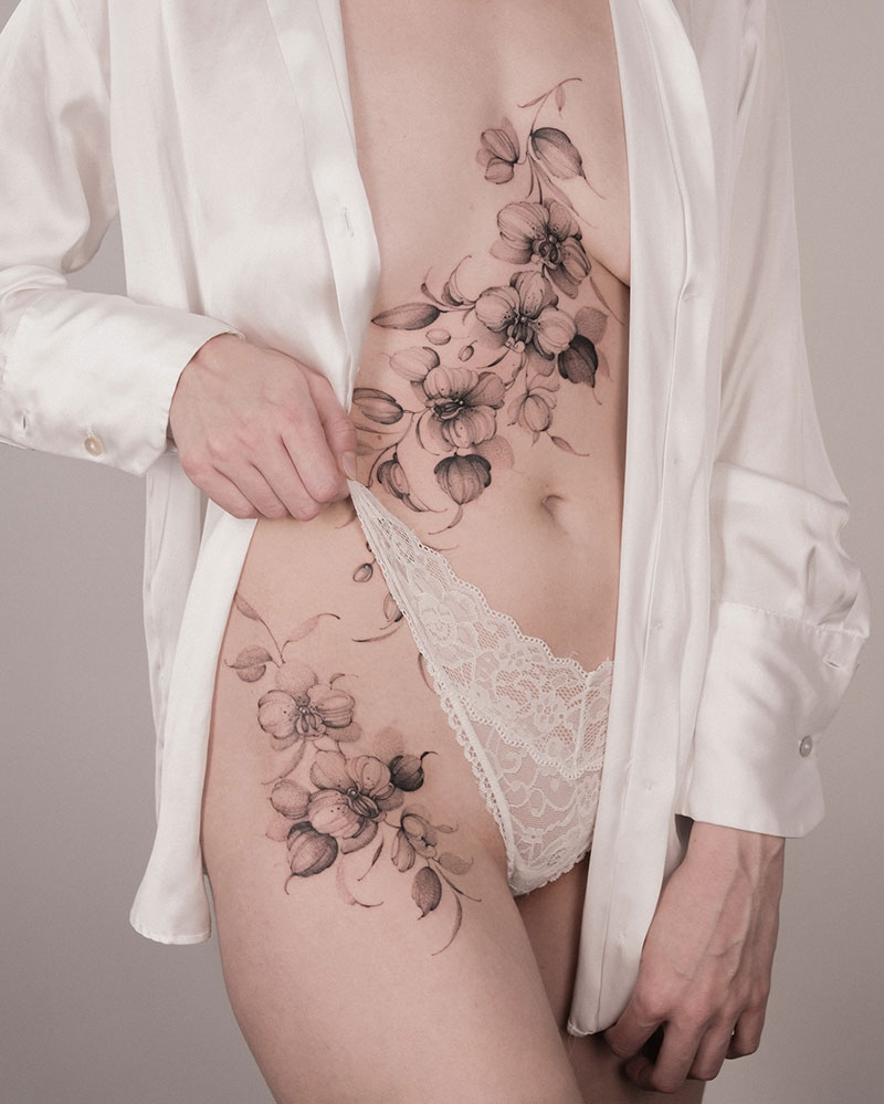 Tatouage floral sur corps par Anastasia Helfer