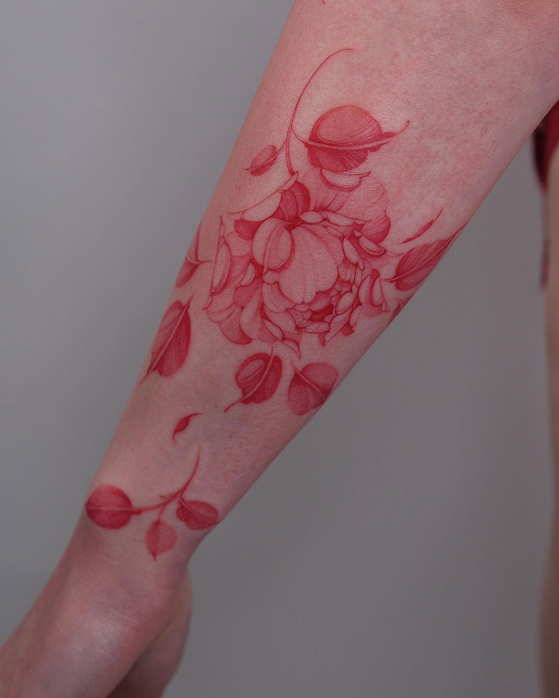 Tatouage floral rouge par Anastasia Helfer