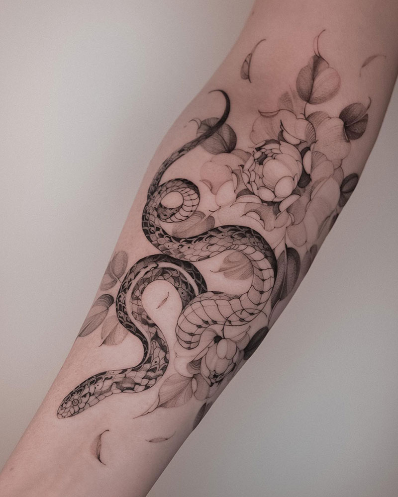 Tatouage de serpent et fleurs par Anastasia Helfer