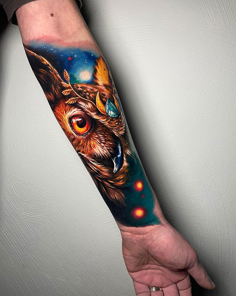 Hibou réaliste en couleur de Adrienn Kern chez Leto Tattoo en Suisse