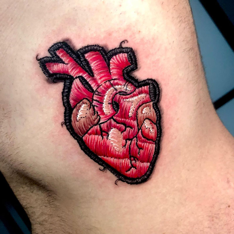 Tatouage de cœur anatomique avec effet broderie par Salvatore Ariemma