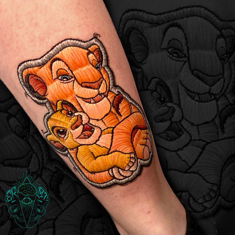 Tatouage broderie de Simba et Nala par Salvatore Ariemma