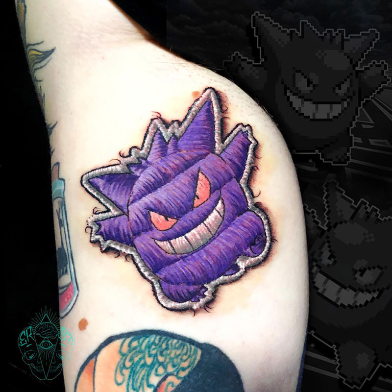 Tatouage effet broderie de Gengar par Salvatore Ariemma