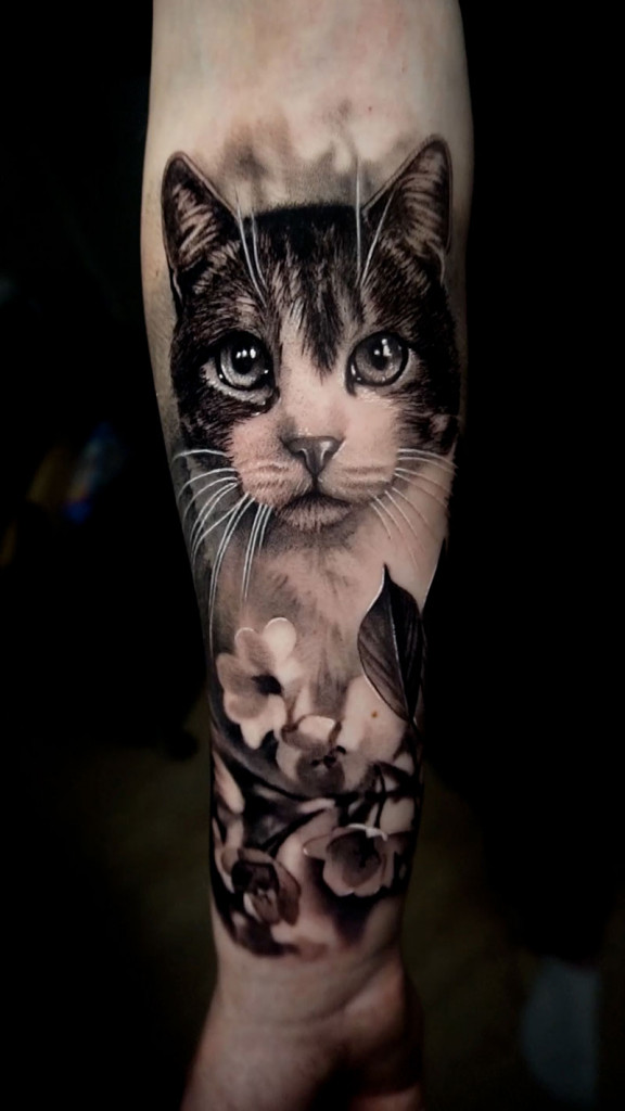 Tatouage noir et gris de chat par Angélique Grimm