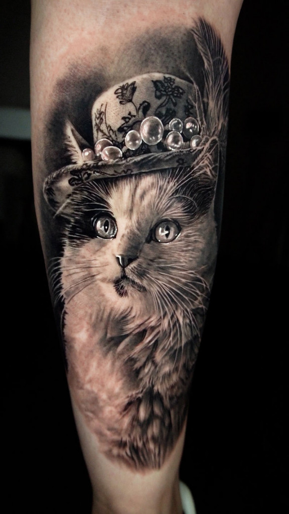 Tatouage de chat avec chapeau par Angélique Grimm